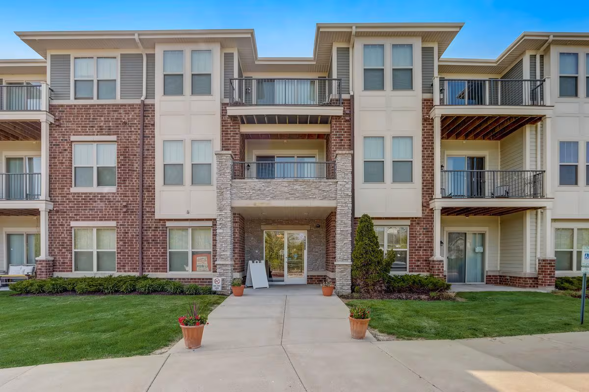 central-pointe-luxury-apartments-new-berlin-wi-main-entrance